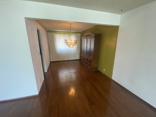 Building Photo - $200 Move-in special(need to move in by 10...