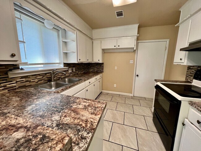 Building Photo - Spacious 4 Bedroom Home Available Now!