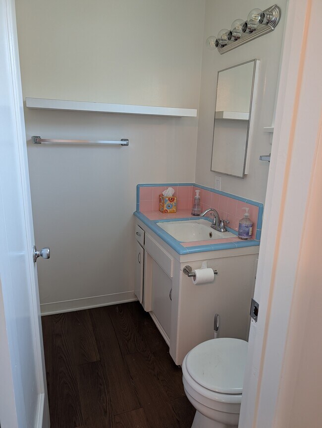 Baño recién pintado con ducha. - 565 N Valencia pl.