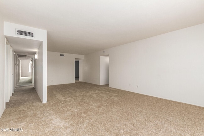 Building Photo - 2128 E Villa Ct