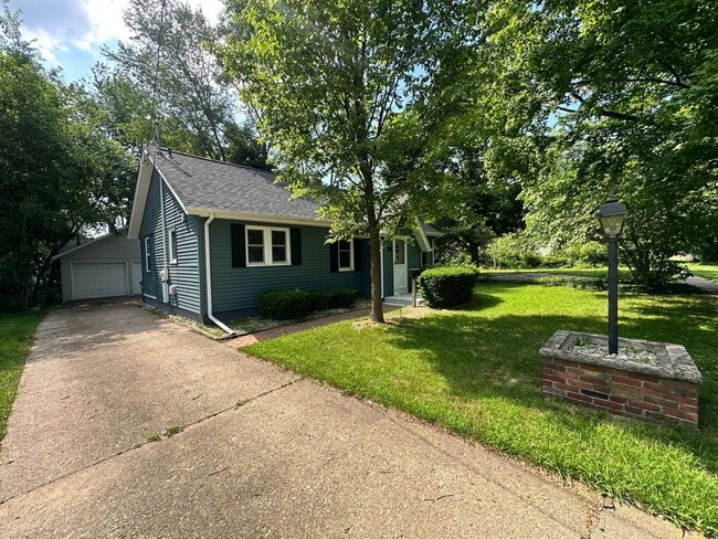 Building Photo - Three Bedroom Three Bath