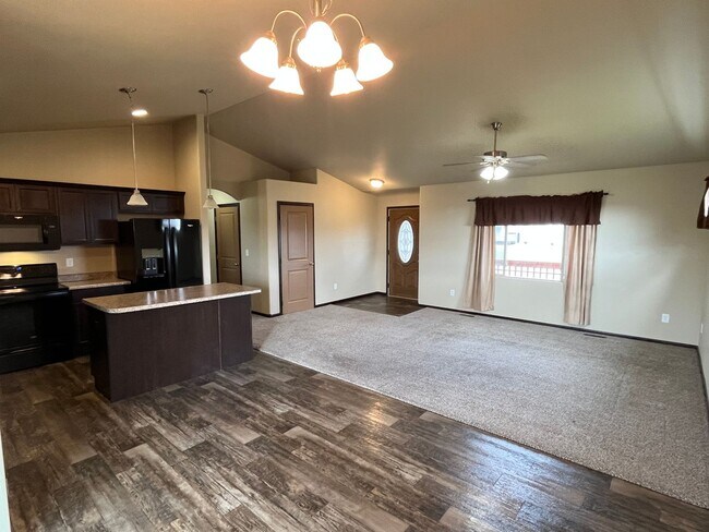 Building Photo - ~APPLICATIONS PENDING~ 2 Bedroom, 2 Bathro...