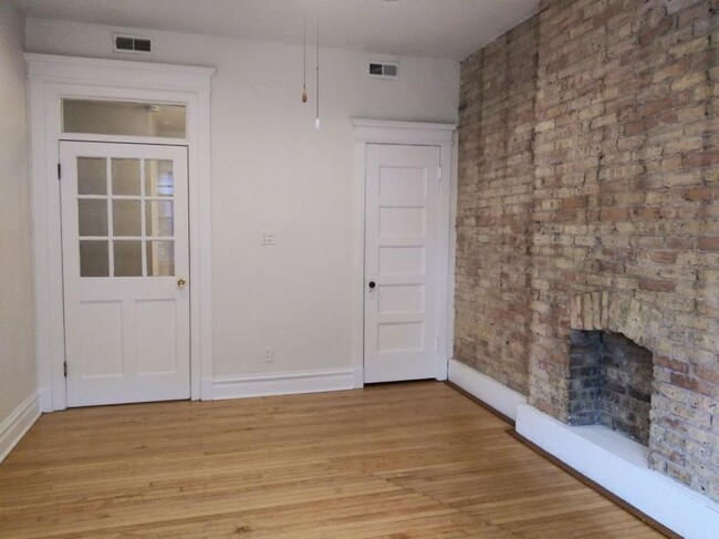 Building Photo - 2 bedroom in Chicago IL 60613