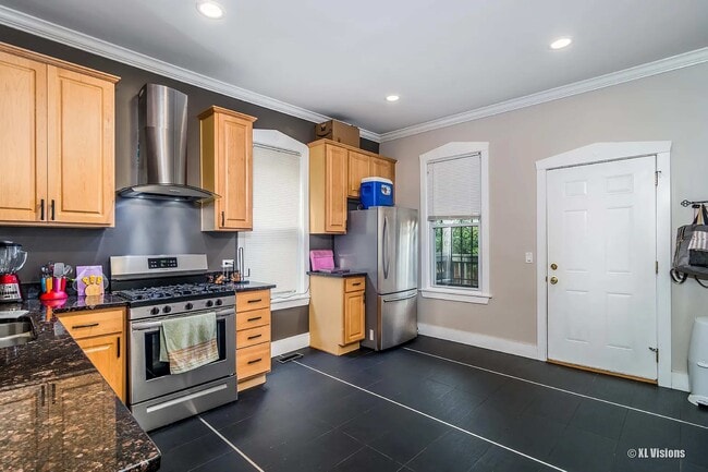 kitchen - 2310 N Kenneth Ave