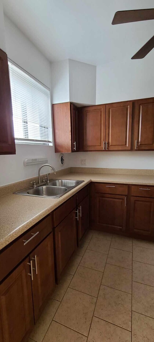 Foto del edificio - 1348 W Chase Ave