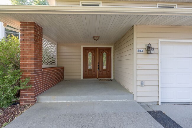 Building Photo - Spacious 5-Bedroom Home with Bonus Room & ...