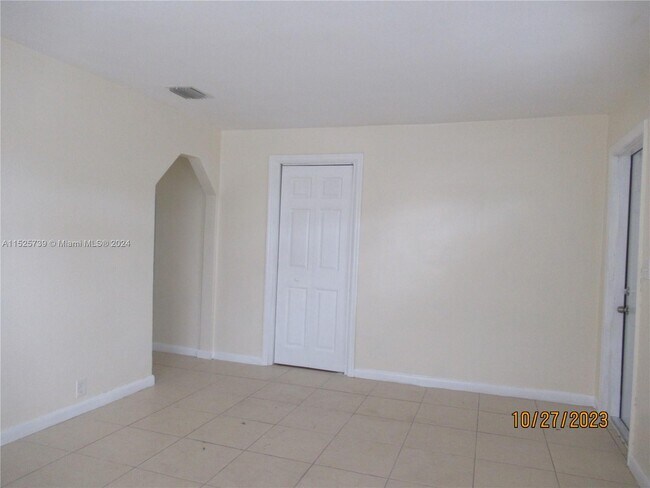 Foto del edificio - 2325 Madison St