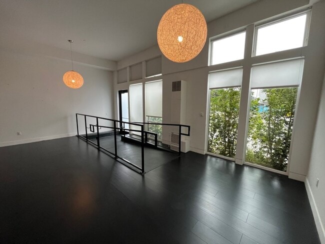 Building Photo - $1,000 OFF FIRST MONTH"S RENT!! SPACIOUS STUDIO IN OAKLAND!