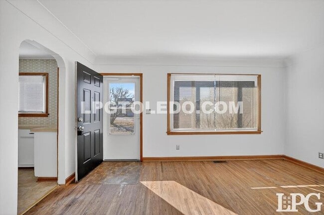 Building Photo - 1525 Akron St