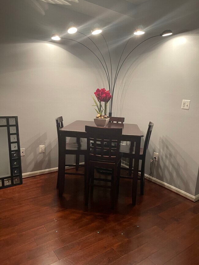 Building Photo - 1017 Hunter St