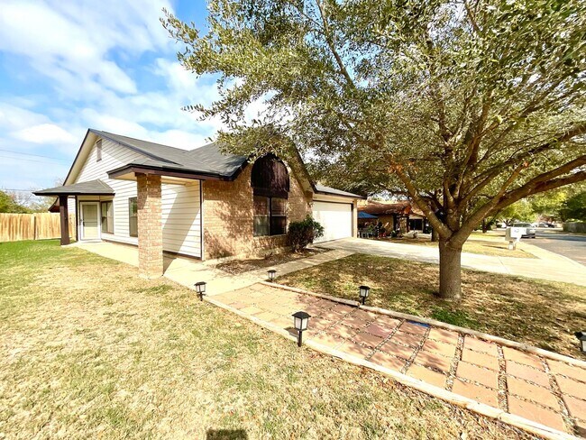 Foto del edificio - Spacious 3-Bedroom, 2-Bath Home With Fireplace, Fenced Backyard, and Two-Car Garage!