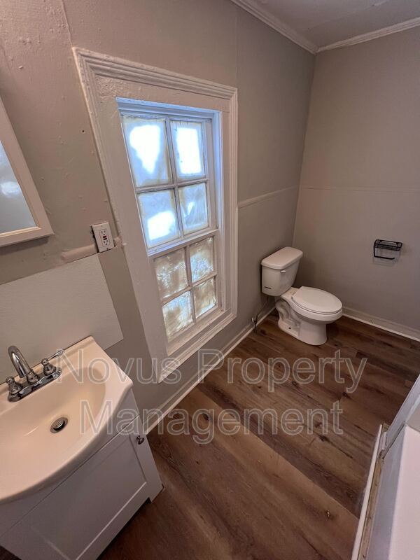 Building Photo - 302 Cedar St