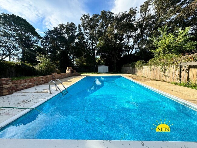 Foto del edificio - Great 3 Bedroom Home with In-ground Pool!