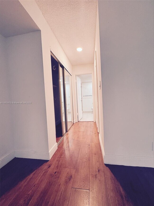Foto del edificio - 100 Lakeview Dr