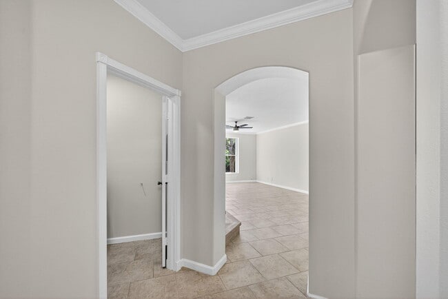 Building Photo - 2213 Oakmont Dr