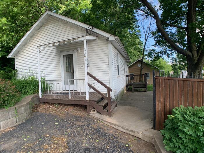 House overlooking Ivy Club and Illinois River House Rental in Peoria
