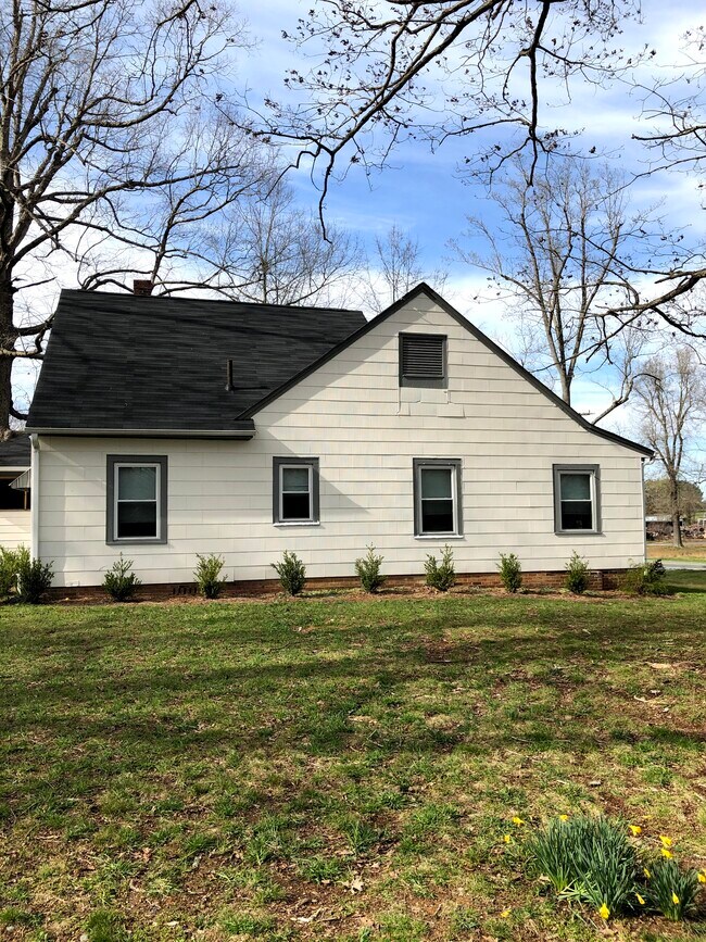 Foto del edificio - 3677 Old 421 Rd