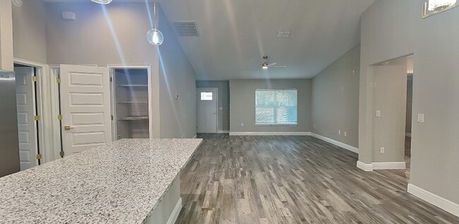 Building Photo - 13 Locust Loop