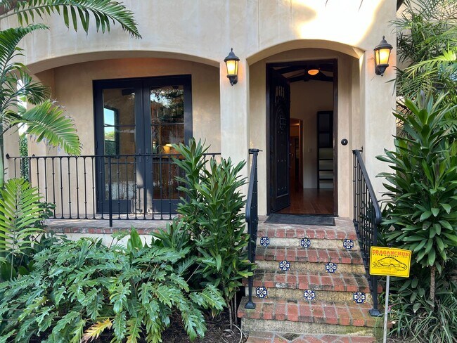 Building Photo - Samarkand 3 Bedroom