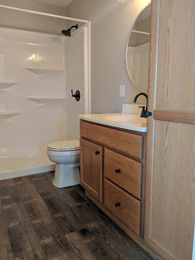 Baño principal con ducha independiente. - 138 Hampton Way