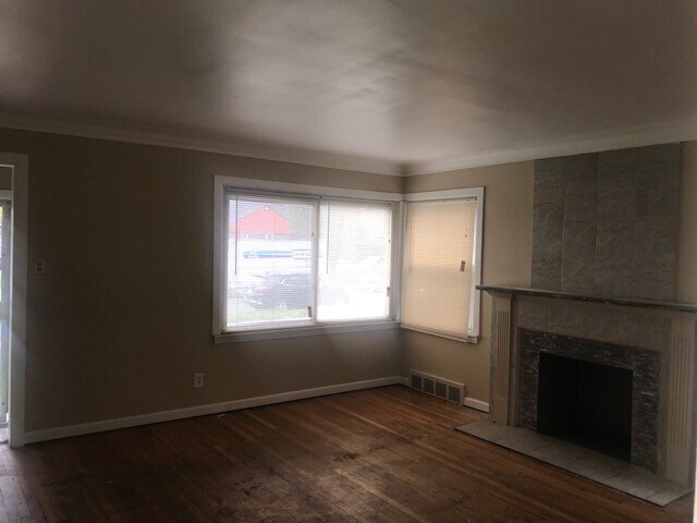 Building Photo - Upgraded Westside Bungalow Section 8 Accepted
