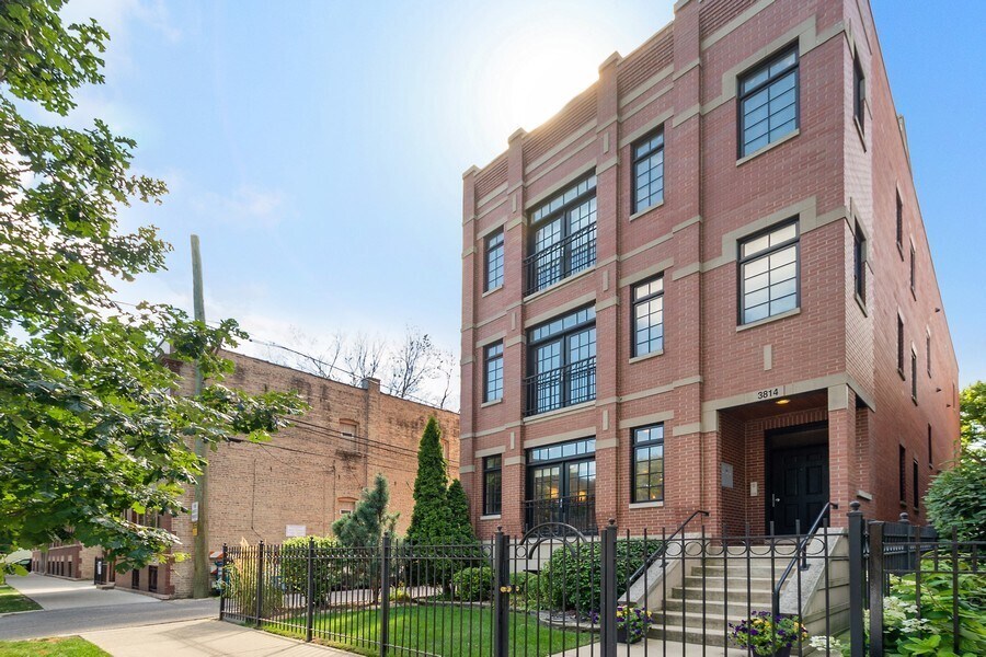 Primary Photo - 3814 N Greenview Ave