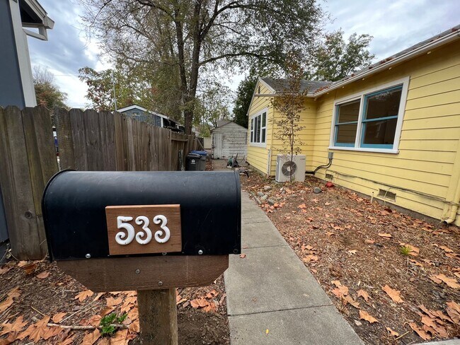 Building Photo - 533-535gst