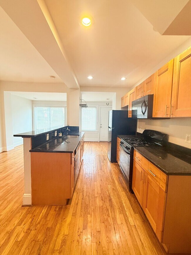 Foto del edificio - Eckington 3 Bedroom/ 2 Bath TH convenient to Metro  & Howard U