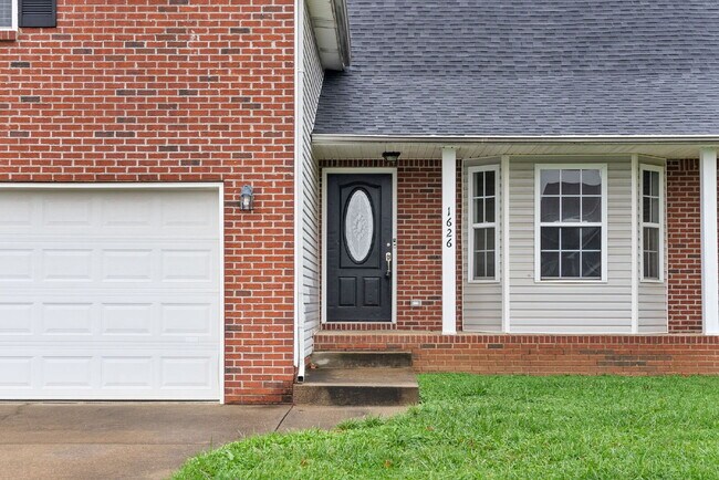Building Photo - Spacious Home Conveniently Located Near I-24, Shopping, Restaurants, Movie Theater, AND More!
