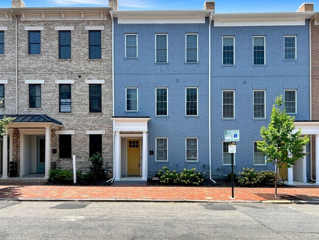 Building Photo - Stunning Luxury Townhome with Elevator in ...