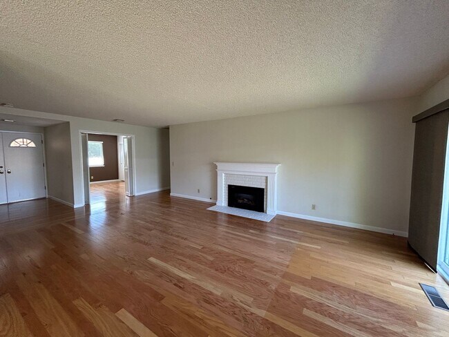Foto del edificio - Welcome to this charming 3-bedroom, 2-bath home located in a desirable Oakmont 55+ adult community