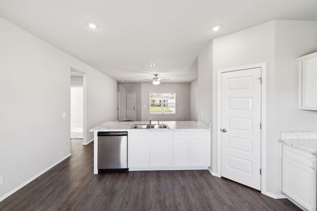 Building Photo - NEW PRICE! MOVE IN READY! 4 bed/ 2 bath at...
