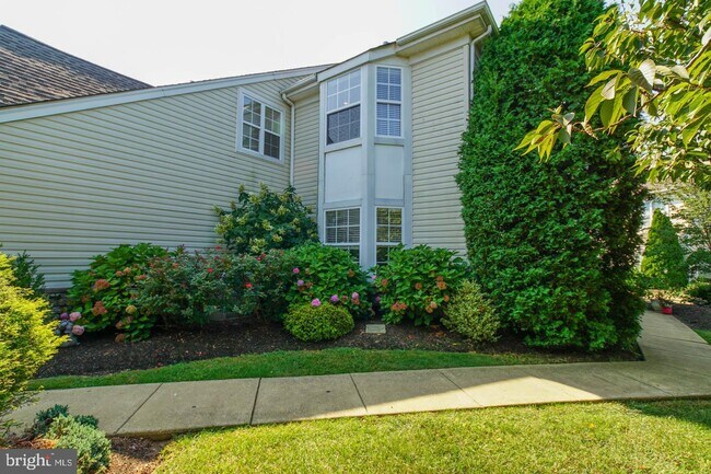 Foto del edificio - 1610 Mayfield Cir