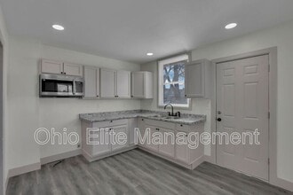 Building Photo - 807 E Deshler Ave