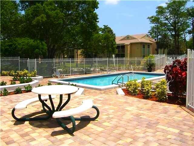 Foto del edificio - 601 Cypress Lake Blvd