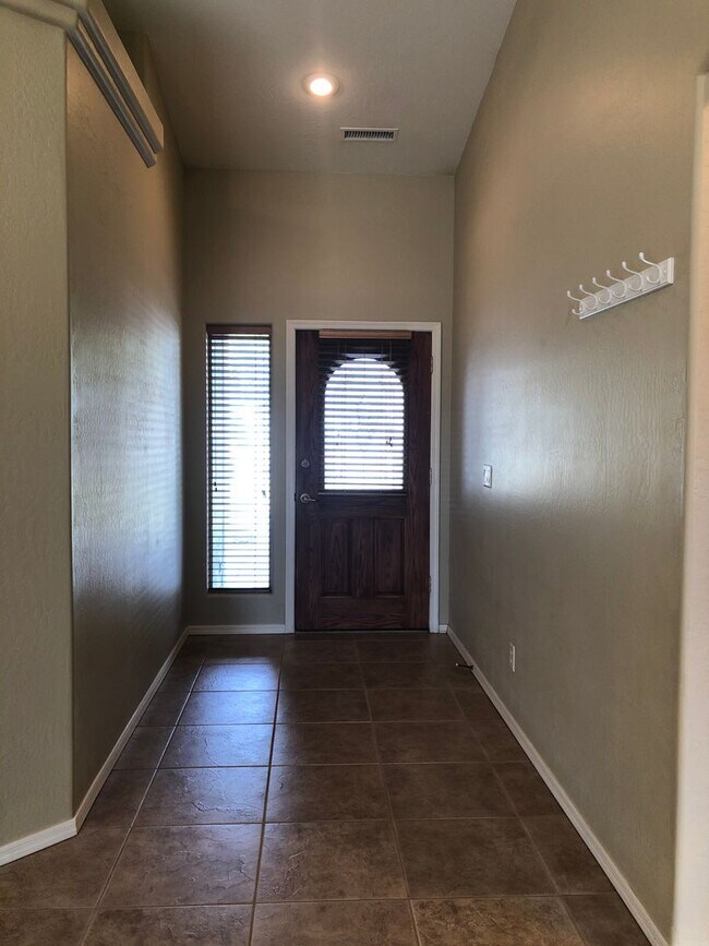 Foto del edificio - Four Bedroom Home w/3 Car Garage in Prescott
