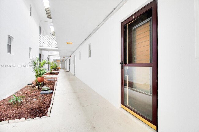 Foto del edificio - 6505 Winfield Blvd