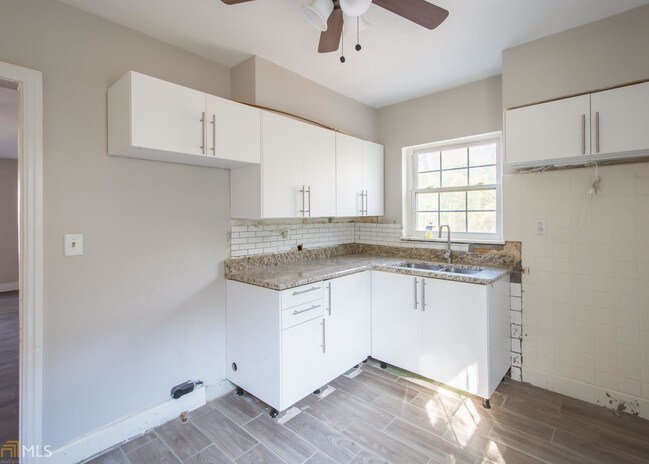 Building Photo - 1067 Boulevard