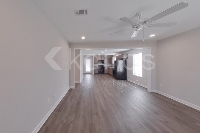 Building Photo - 1396 Maxwell Cir