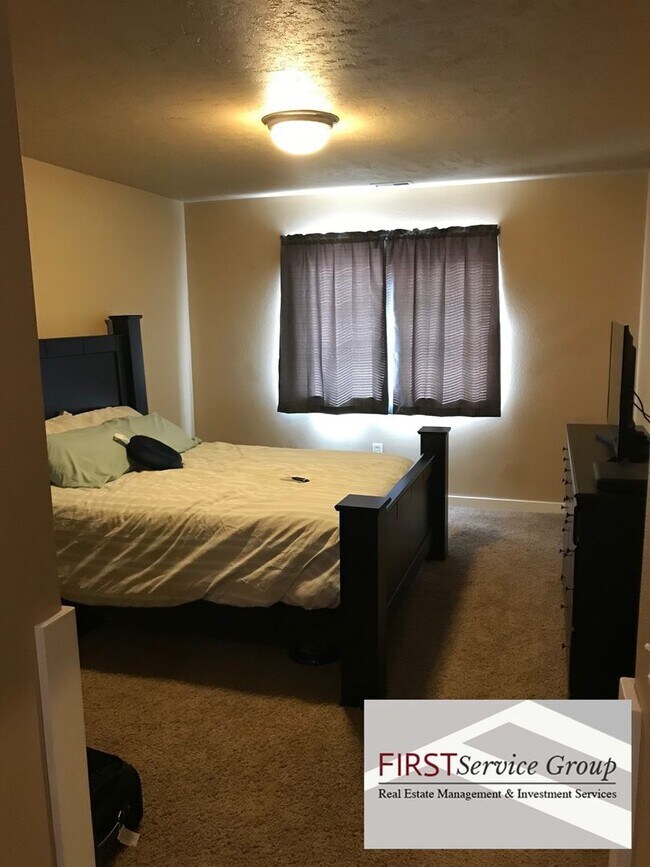 Building Photo - Newer Centrally Located Town Home!