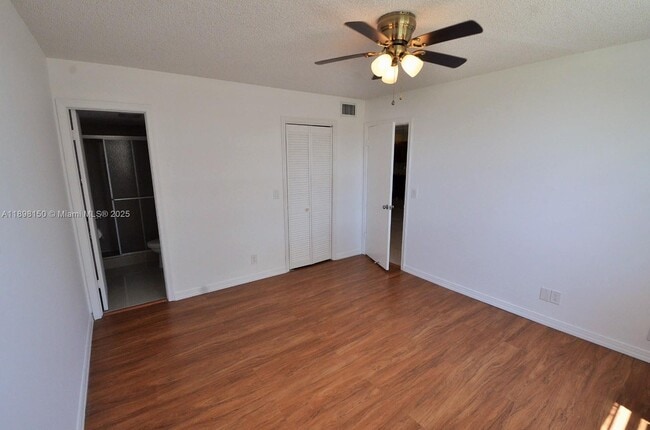 Foto del edificio - 9949 Sandalfoot Blvd