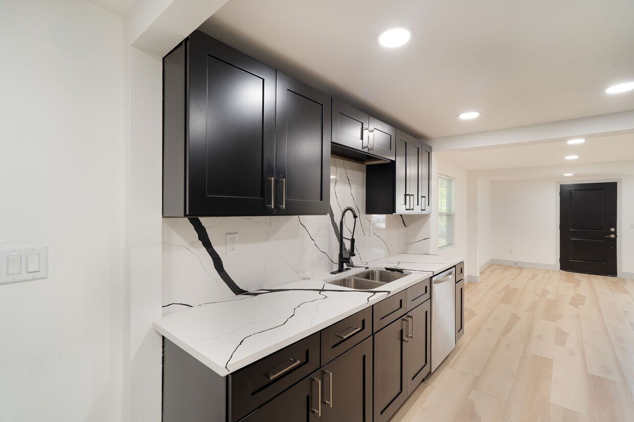 Primary Photo - 3/2 Completely Renovated Modern Home in Pr...