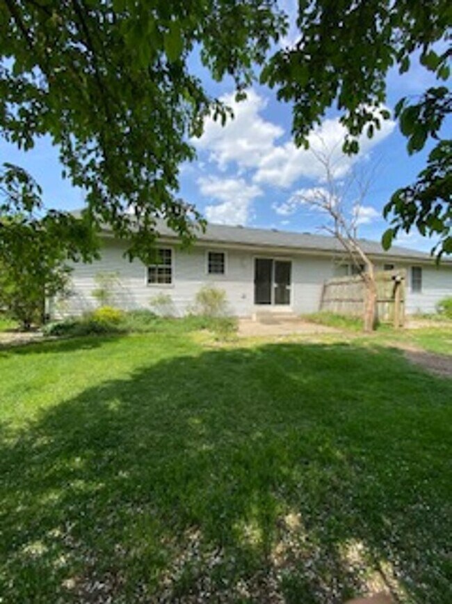 Building Photo - 2 Bedroom 1.5 Bath Home Available in Elkhart!