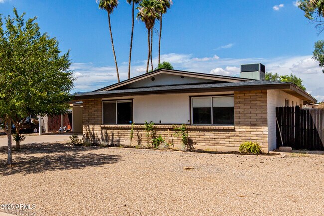 Building Photo - 2534 E Fairfield St