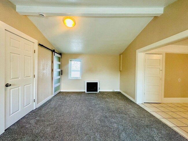 Building Photo - West St Duplex