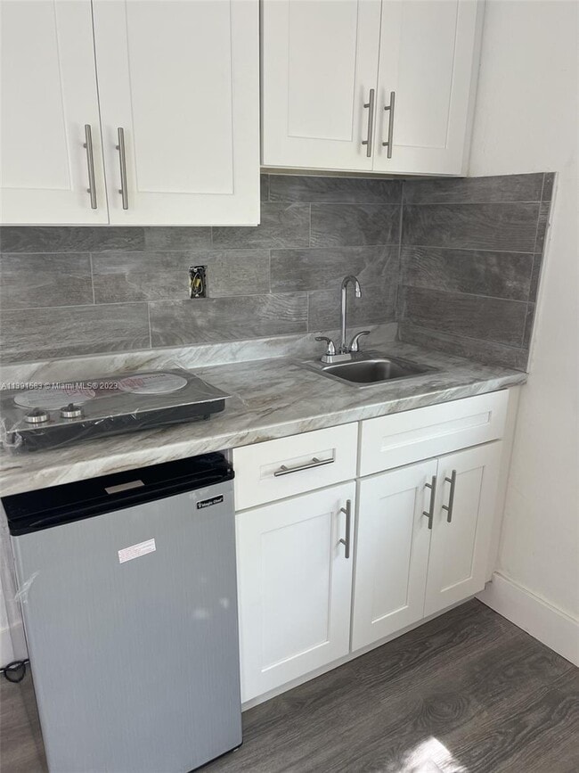 Foto del edificio - 327 NE 55th St