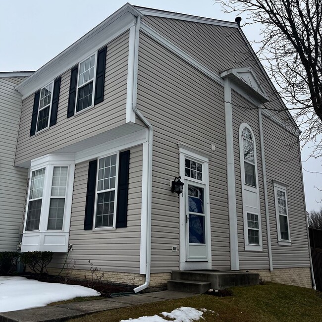 Building Photo - Large 4-bedroom Townhouse Odenton