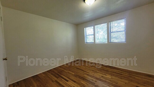 Foto del edificio - 627 NE Winchester St