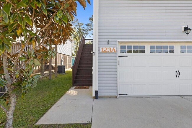 Building Photo - Beautiful Townhome with BEACH Convenience!