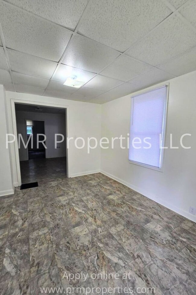 Building Photo - 2 Bedroom/ 1 Bathroom House